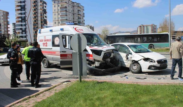Hasta taşıyan ambulansla otomobil çarpıştı: 2 yaralı