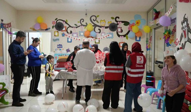 Hastanede tedavi gören çocuklara 23 Nisan sürprizi