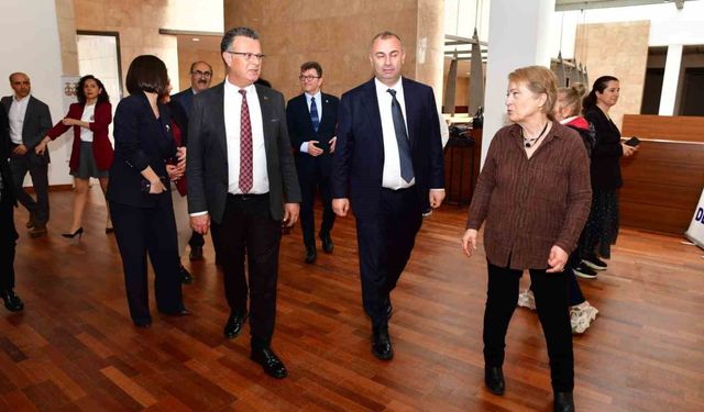 Hem ablasını hem umut sergisini yalnız bırakmadı