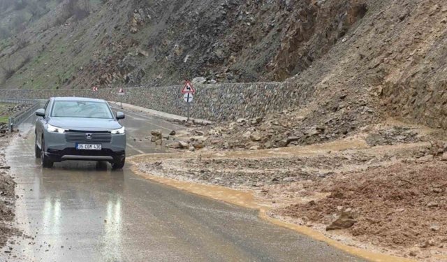Hizan-Bahçesaray yoluna dökülen çamur ve kayalar temizlendi