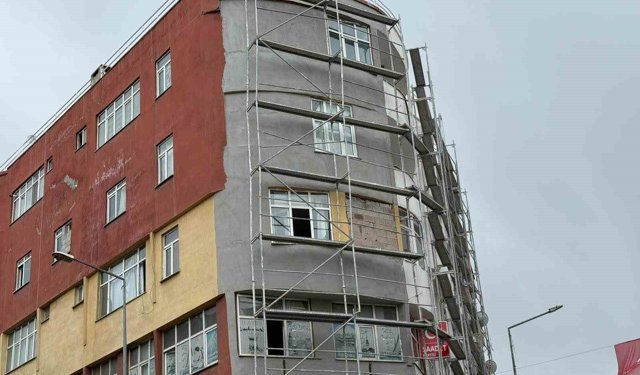 Iğdır'da binadaki dış cephe çalışmasında güvenlik ihmali