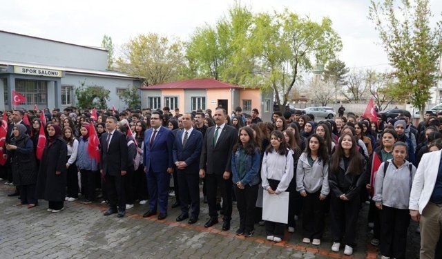 Iğdır'da haftanın ilk eğitim gününde protokol öğrencilerle buluştu