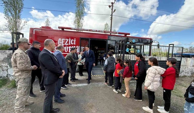 Iğdır'ın Cennetabat köyünde gezici kütüphane öğrencilerle buluştu