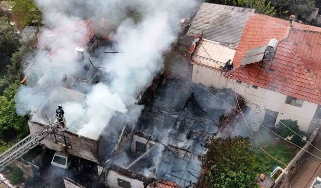 İki katlı gecekonduda çıkan yangın bitişiğindeki eve sıçradı