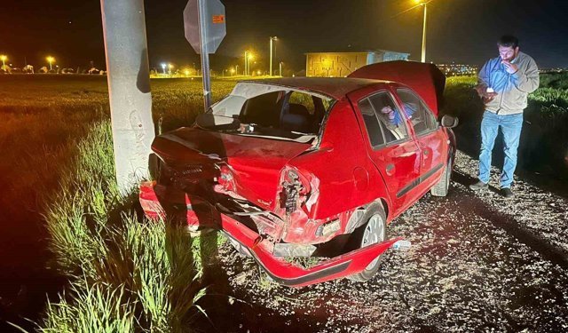 İki otomobil çarpıştı, iki kişi hastanelik oldu