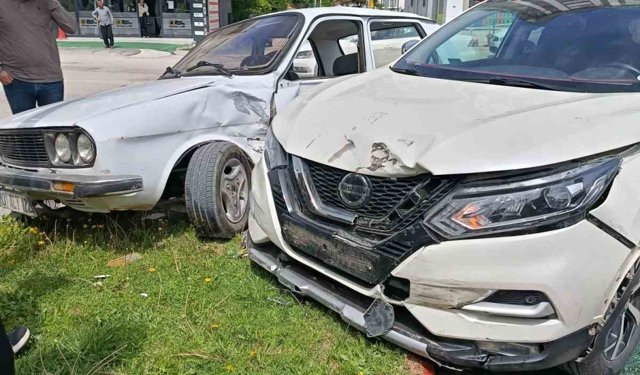 İki otomobilin çarpıştığı kaza anı kamerada