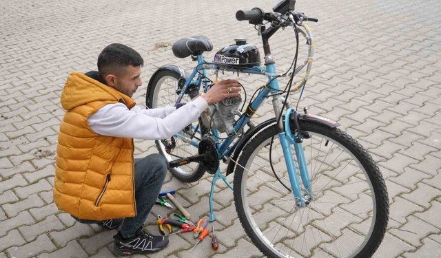 İkinci el bisiklet satın aldı, topladığı malzemelerle mobilete çevirdi