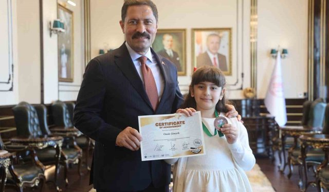 İngilizce olimpiyatında dünya üçüncüsü olan şehit kızı, söyledikleriyle valiye duygusal anlar yaşattı