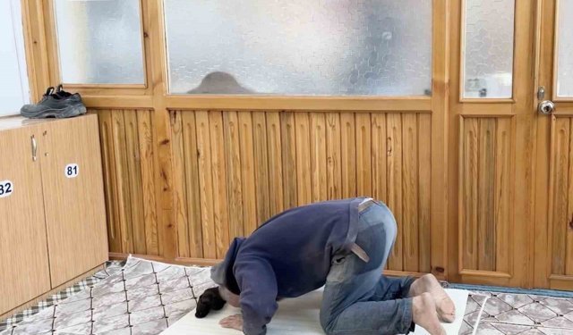 İnşaat işçisinden örnek davranış: Camiyi kirletmemek için nalburdan aldığı malzemenin üzerinde namazını kıldı