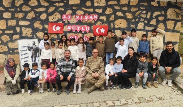 İpekyolu jandarmasından okullarda bayram mesaisi