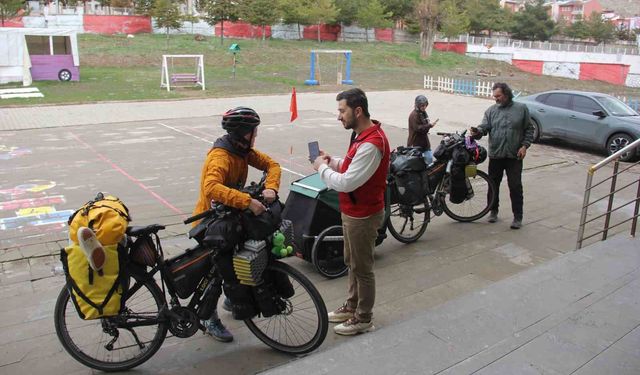 İspanyol gezgin çift, Sivas'ta sıra gecesi ile tanıştı