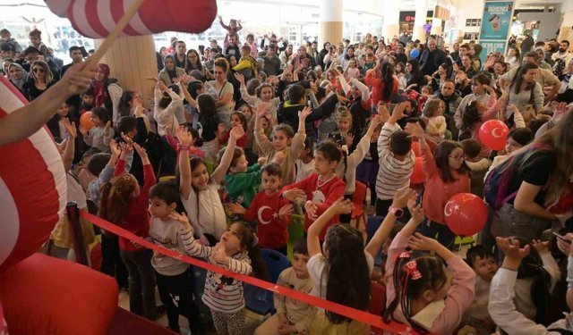 Isparta Belediyesi'nin 23 Nisan etkinliğinde renkli görüntüler