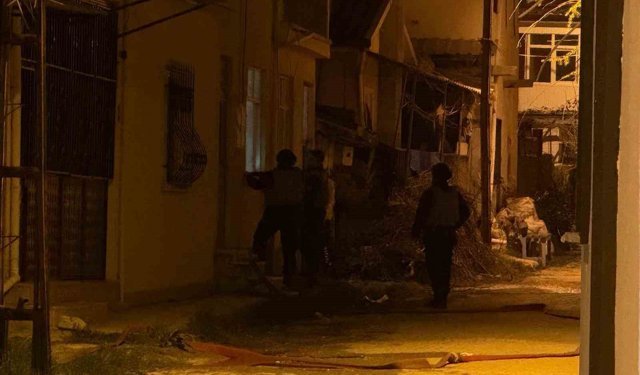 Isparta'da 3 evi kundaklayıp başka bir eve giren yaşlı adam 10 saatte ikna edildi