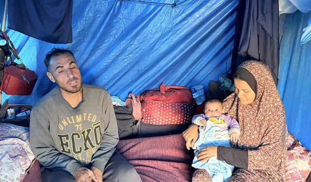 İsrail saldırılarında evini kaybeden Gazzeli Halid ez-Zaanin, ailesiyle mezarlıkta yaşıyor