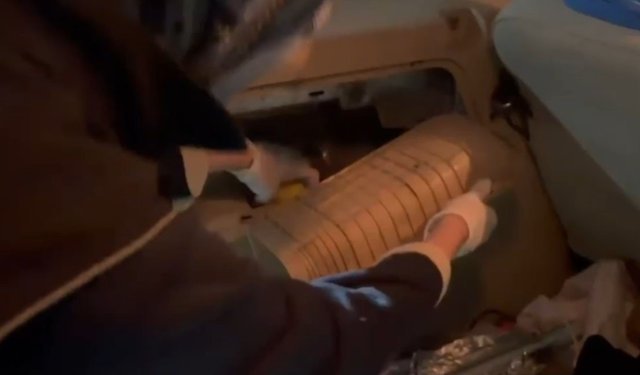 İstanbul'dan Samsun'a uyuşturucu taşıyan şüpheliler Sakarya'da yakalandı