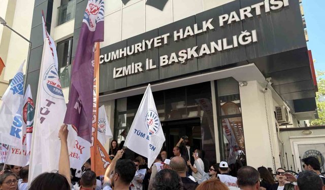 İzmir'de belediye memurları CHP'nin kapısına dayandı