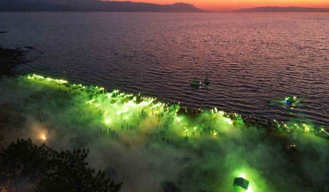 İznik sahili yeşil-beyaza boyandı