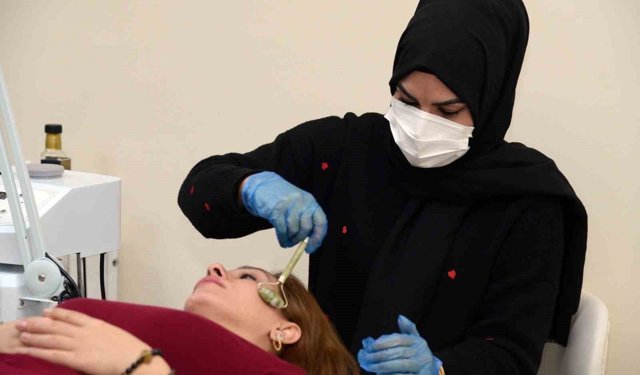 Kadınlar DİSMEK'te meslek öğreniyor