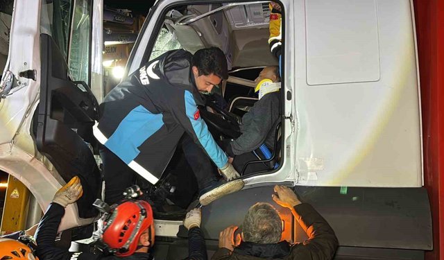 Kamyon tıra çarptı, sürücü kabinde sıkıştı: Ekipler zamanla yarıştı