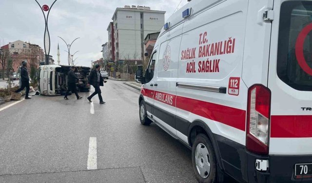 Kamyonet refüje çarparak devrildi: 2 yaralı