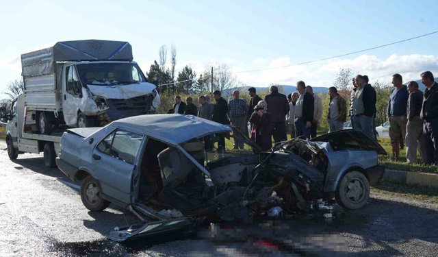 Kamyonetle çarpışan Tofaş ikiye bölündü, sürücü hayatını kaybetti