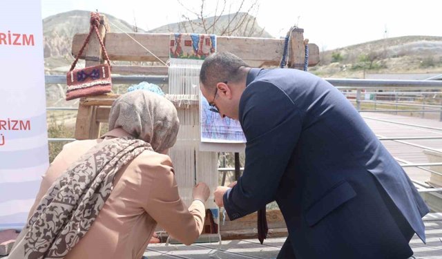 Kapadokya'da turistler halı dokuyup çanak yaptı
