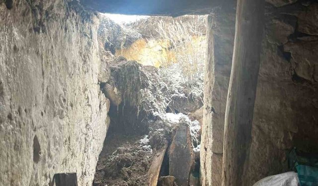 Kar nedeniyle ev ve ahır çöktü