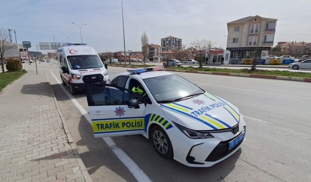 Karaman'da otomobile çarpan motosikletli yaralandı