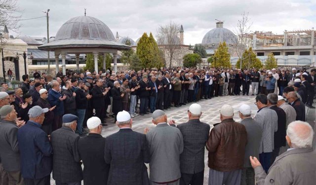 Karapınar'dan hacı adayları dualarla uğurlandı