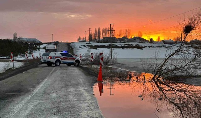 Karayazı'da gölet taştı, yol ulaşıma kapatıldı