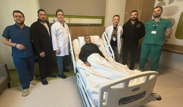 Karnında 8 kiloluk böbrekle yaşayan hasta, 30 dakikalık ameliyatla sağlığına kavuştu