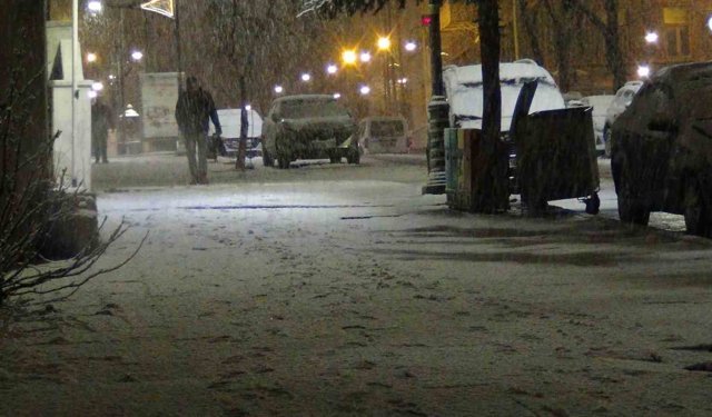 Kars'ta bahar yerini kışa bıraktı: Kar yağışı kenti beyaza bürüdü