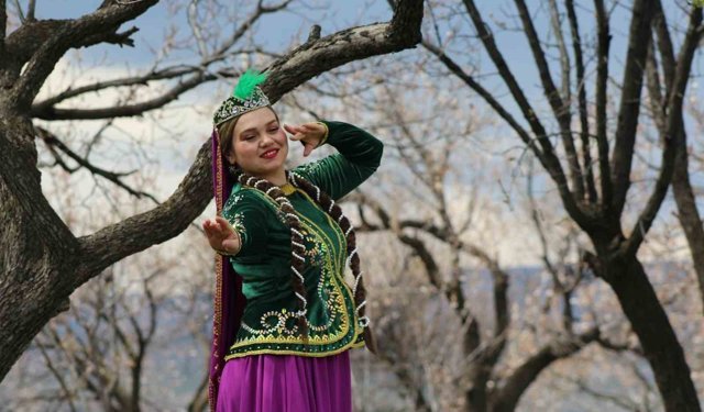 Kars'ta çiçek açan bağlarda Kafkas dansı görsel şölene dönüştü