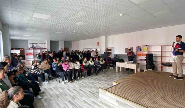 Kars'ta Jandarmadan Siber Kalkan: 108 öğrenciye eğitim!