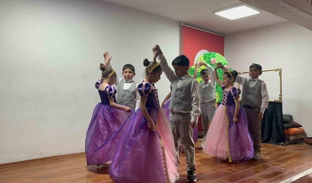 Kars'ta miniklerden büyük performans: Köy ilkokulu öğrencileri sahnede göz doldurdu