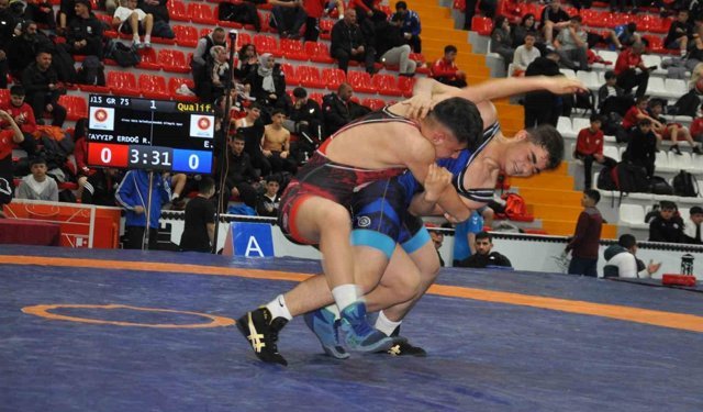 Kars'ta U15 Türkiye Güreş Şampiyonası başladı: Milli takım yolunda kıran kırana mücadele