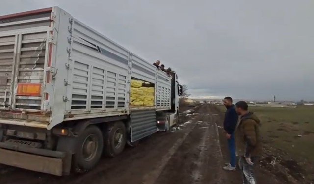Kars'ta yem ve gübre yüklü tır köy yolunda mahsur kaldı