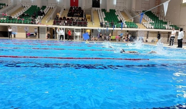 Kars'ta yüzme şöleni: Minik sporcular yarı final biletini aldı