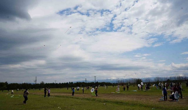 Kastamonu'da 23 Nisan çocukları, uçurtma uçurarak gönüllerince eğlendi