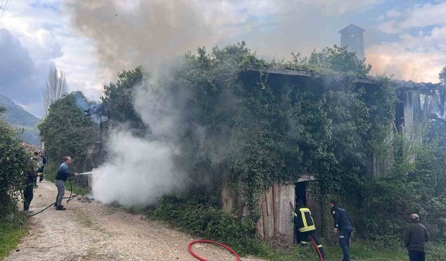 Kastamonu'da metruk binada çıkan yangını itfaiye söndürüldü