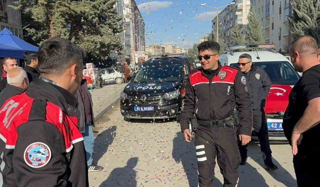 Kavga ihbarına giden polisler pasta ve çiçekle karşılandı