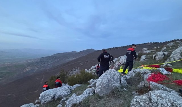 Kayalıklarda mahsur kalan keçiyi arama kurtarma ekipleri kurtardı