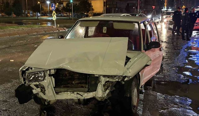 Kayseri'de iki otomobil çarpıştı: Tofaş kağıt gibi ezildi