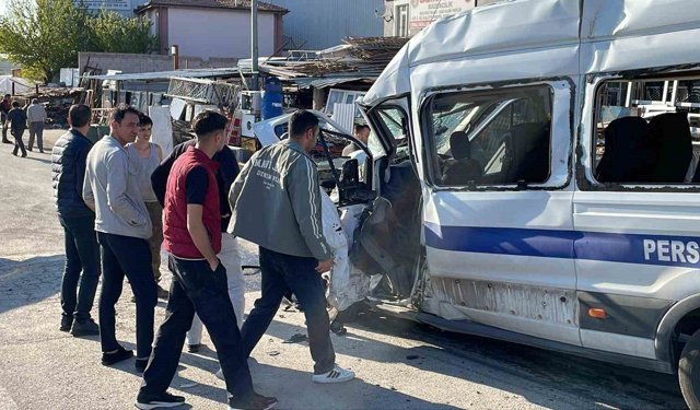 Kayseri'de işçi servisi ile kamyon çarpıştı: 8 yaralı