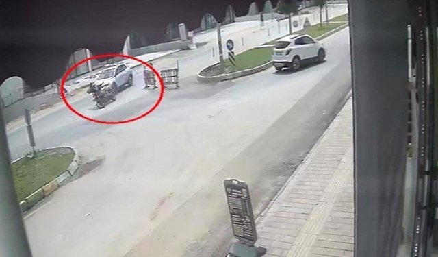 Kaza yapan motosikletli karşı yönden gelen minibüsün altında kaldı