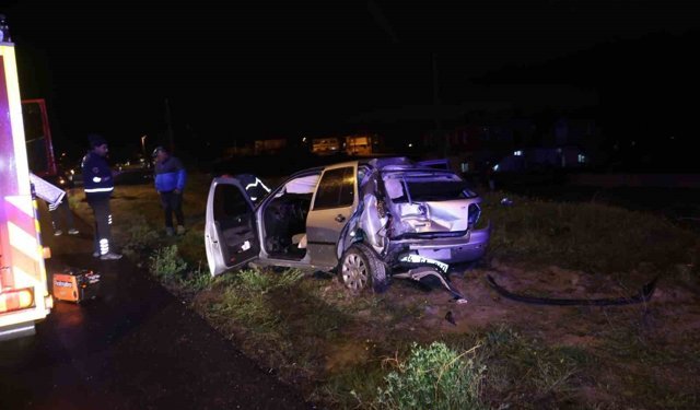 Kazada yaralanan kardeşi ile aynı ambulansa binmek isteyen yaralı ekiplere zor anlar yaşattı