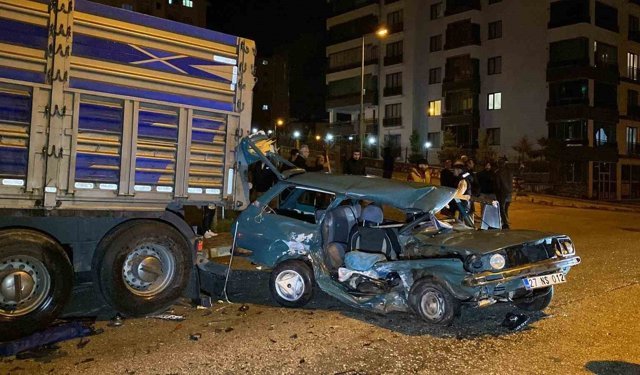 Kazaya karışan otomobil, park halindeki tıra çarptı: 1'ağır 4 yaralı