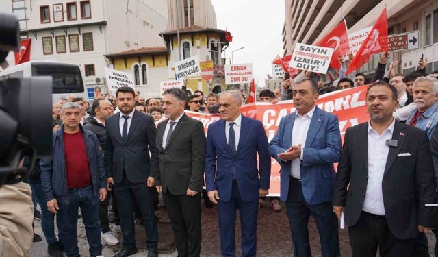Kemeraltı esnafı, otopark sorununa çözüm için kepenk kapatıp yürüyüş düzenledi