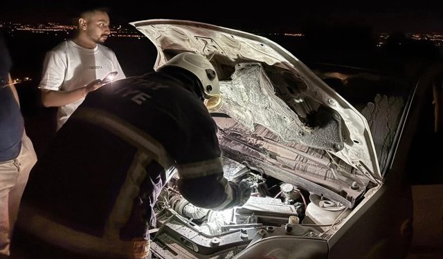 Kırıkhan'da otomobil yangını