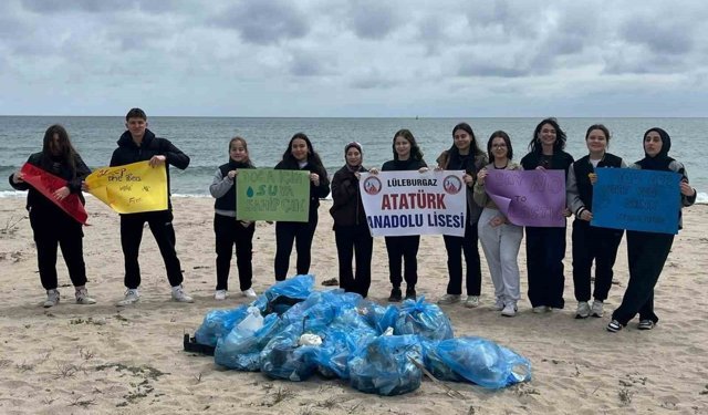 Kırklareli'nde çevreci öğrenciler sahilde temizlik yaptı